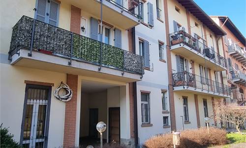 Meda centro storico, trilocale e servizi.