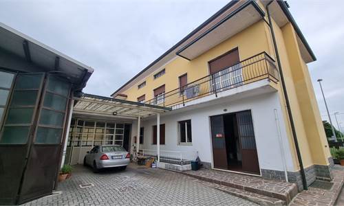 Casa indipendente terracielo con laboratorio