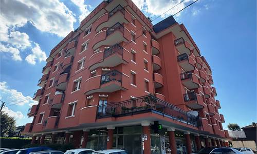 Trilocale e servizi con box e cantina 